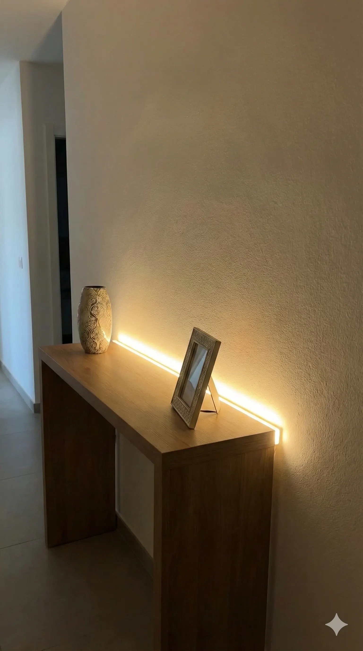 Consola de recibidor con tira cálida en la pared